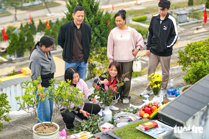 Sắp rằm tháng chạp, nhiều gia đình người Hà Nội cùng nhau tảo mộ cuối năm - Ảnh 2.