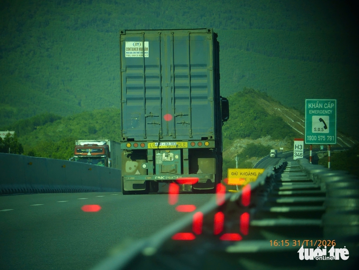 Hàng loạt tài xế vi phạm tốc độ trên cao tốc TP.HCM - Vân Phong bị 'phạt nguội' - Ảnh 6.