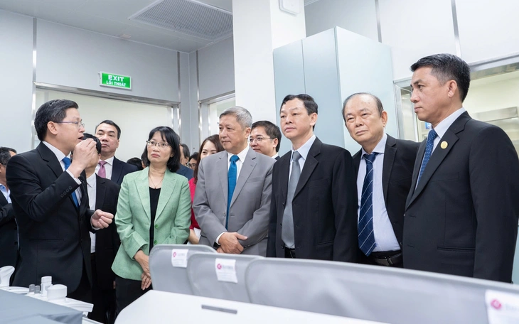 Thứ trưởng Bộ Y tế: nghiên cứu phát triển cấp cứu đường không, tránh kẹt xe cao điểm - Ảnh 1.