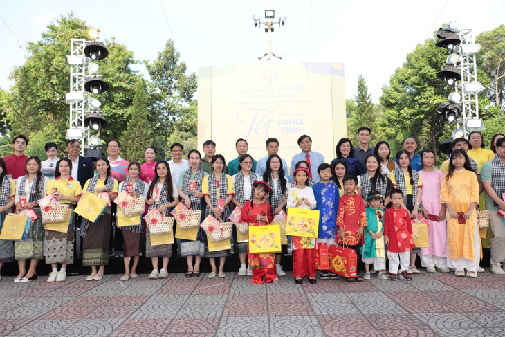 Đến ngày hội 'Xuân đoàn kết - Tết nghĩa tình' đi siêu thị miễn phí, thi gói bánh chưng - Ảnh 13.