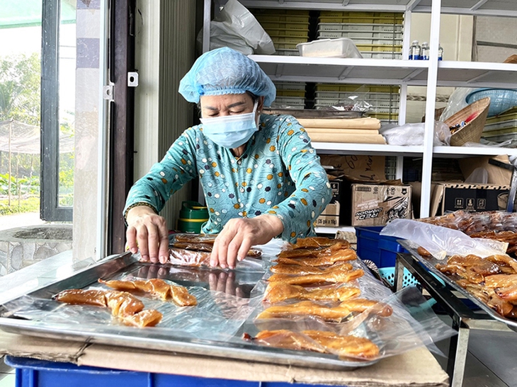 Làng nghề bánh tráng trăm tuổi tất bật vào vụ Tết - Ảnh 2.