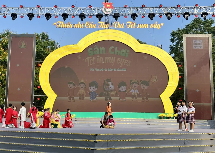 Lan tỏa phong tục Tết Nam Bộ xưa bằng tiếng Anh - Ảnh 1.