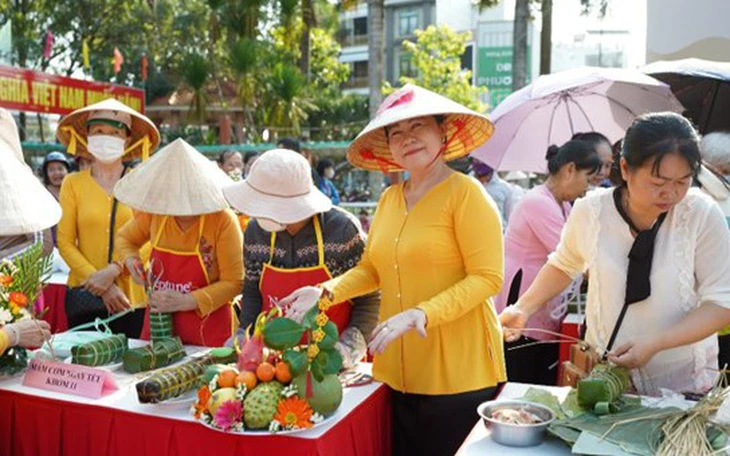 Hoa Tết nở sớm, nhiều điểm bán lẻ đã “họp chợ” giữa tháng Chạp ở TP.HCM  - Ảnh 2.