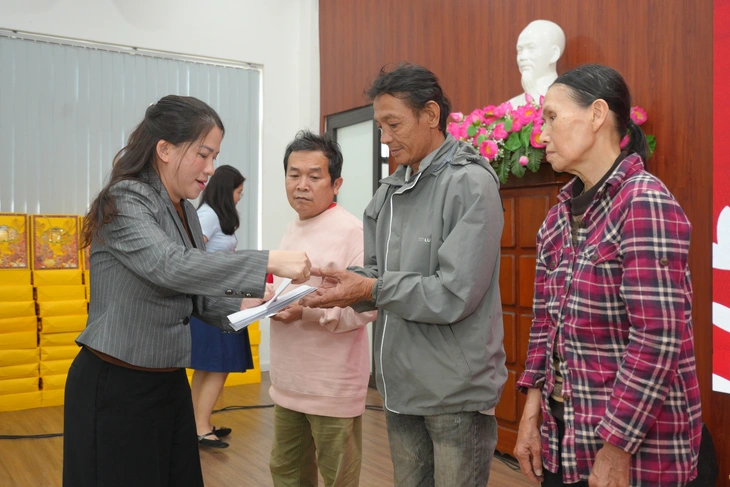 Trao hơn 1.000 suất quà 'Xuân yêu thương' cho các gia đình khó khăn ở Đà Nẵng - Ảnh 2.