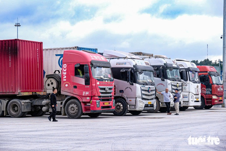 Hơn 1.300 phương tiện chở nông sản, thực phẩm kẹt tại cửa khẩu - Ảnh 1.