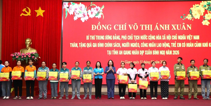 Phó chủ tịch nước Võ Thị Ánh Xuân thăm, tặng quà gia đình chính sách, công nhân lao động ở An Giang - Ảnh 2.