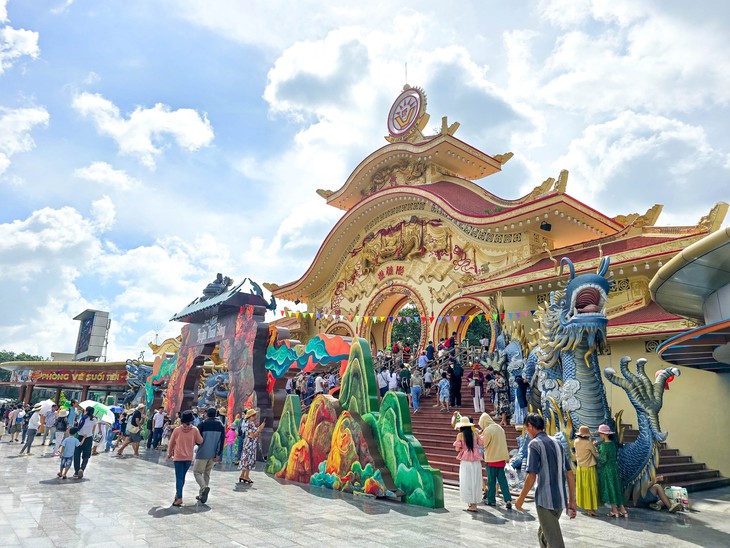 Nhiều điểm vui chơi đón lượng khách lớn, tung chương trình mới thu hút khách - Ảnh 1.