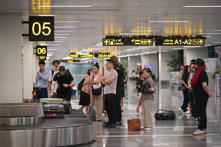 Tân Sơn Nhất ngày cuối nghỉ lễ: Đông khách nhưng không căng taxi và xe công nghệ - Ảnh 2.