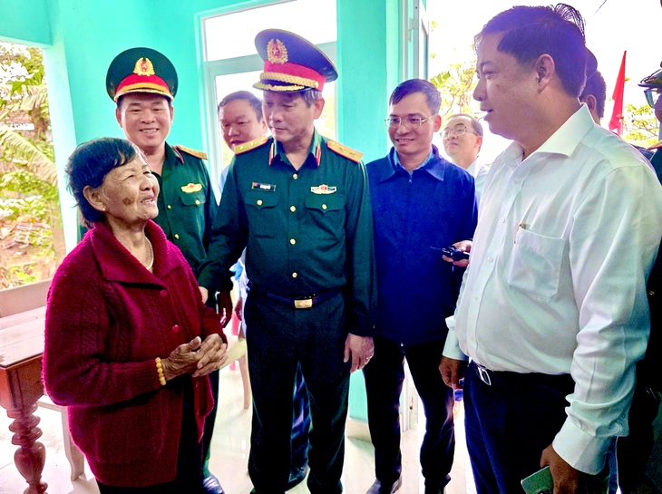'Chiến dịch Quang Trung' bàn giao nhà dân cho vùng lũ Phú Yên - Ảnh 5.