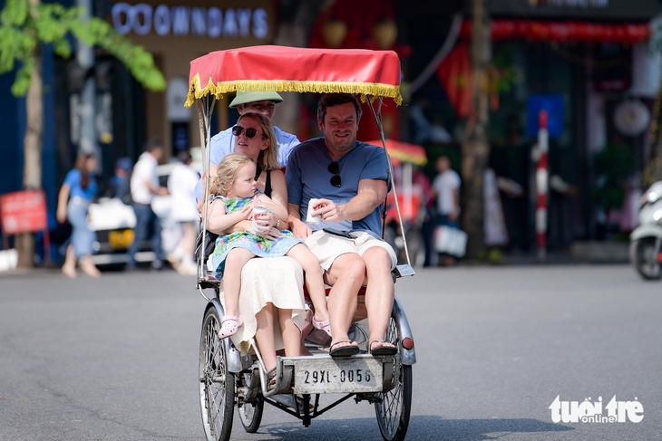 Hà Nội phá vỡ mọi kỷ lục lượng khách dịp Tết Dương lịch - Ảnh 1. Hà Nội phá vỡ mọi kỷ lục lượng khách dịp Tết dương lịch - Ảnh 1.