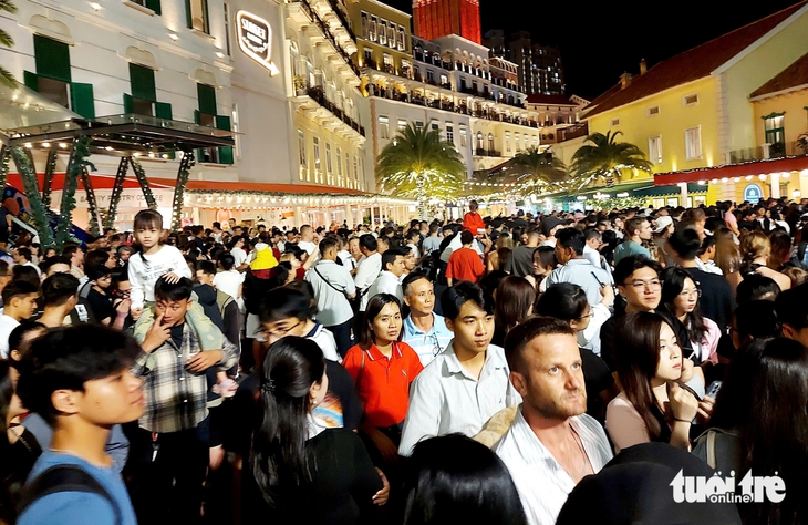 Sân bay Phú Quốc vận hành ra sao khi khách quốc tế đổ về đông kỷ lục? - Ảnh 2.