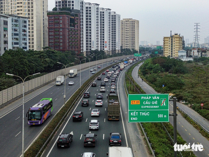 Xe ùn ùn dồn về cửa ngõ Hà Nội trong ngày cuối nghỉ Tết dương lịch - Ảnh 3.