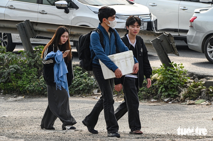 Xe ùn ùn dồn về cửa ngõ Hà Nội trong ngày cuối nghỉ Tết dương lịch - Ảnh 6.