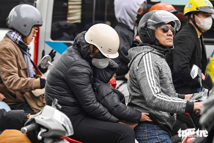 Xe ùn ùn dồn về cửa ngõ Hà Nội trong ngày cuối nghỉ Tết dương lịch - Ảnh 12.