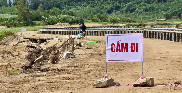 Vụ sập bờ kè làm 4 người chết: Bờ kè bị lũ gây hư hỏng, đã khảo sát nhưng chưa kịp sửa chữa - Ảnh 2.