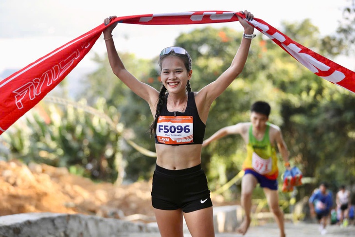 Hoàng Nguyên Thanh, Hồng Lệ ung dung lên đỉnh Bà Rá - Ảnh 1.