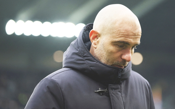 Thủ môn Barca đẩy ngã đồng đội để chặn cú sút của đối thủ - Ảnh 4.