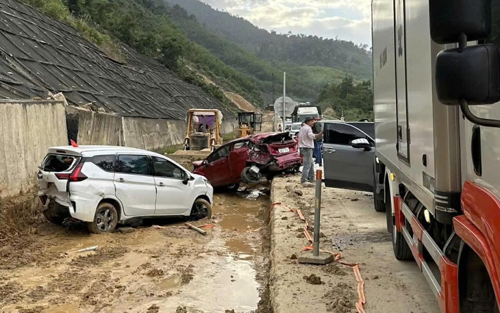 Tiếp tục cấm xe đi ban đêm trên tuyến La Sơn – Hòa Liên qua Tết Nguyên đán - Ảnh 2.