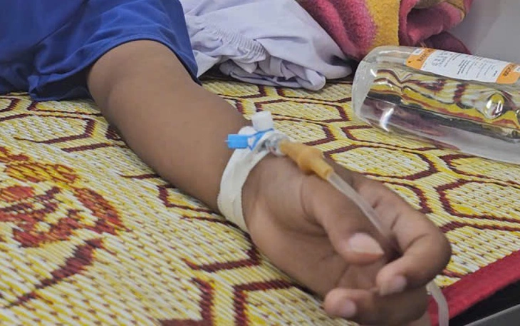 Sau tiệc tất niên, hàng chục người nhập viện cấp cứu nghi bị ngộ độc - Ảnh 1.