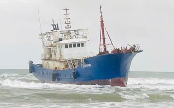 Kiểm tra tàu có chữ Trung Quốc trôi dạt, mắc cạn ở biển Dung Quất - Ảnh 5.