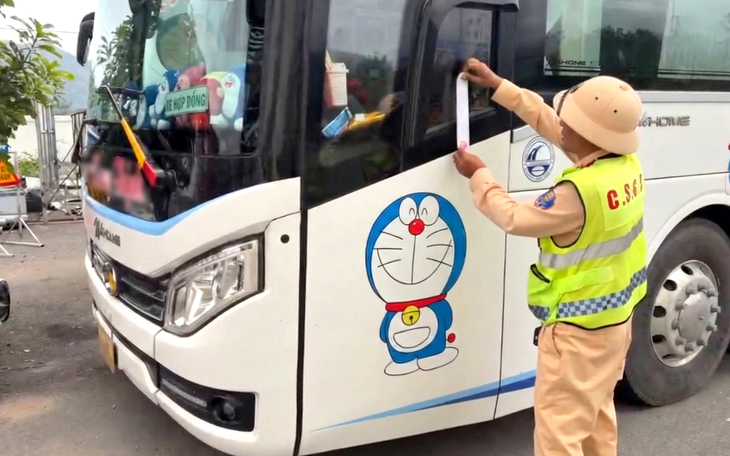 Lập biên bản tài xế xe khách và chủ xe gần 90 triệu đồng vì không có giấy phép lái xe, hợp đồng - Ảnh 2.