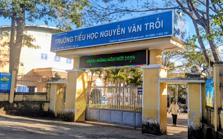 Lo thực phẩm bẩn vào trường học, nhiều trường ở quận 7 cũ (TP.HCM) dừng bữa ăn bán trú - Ảnh 3.