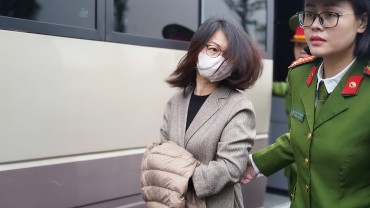 Sáng nay, hai cựu cục trưởng An toàn thực phẩm hầu tòa vì nhận hối lộ hơn 100 tỉ đồng - Ảnh 2.