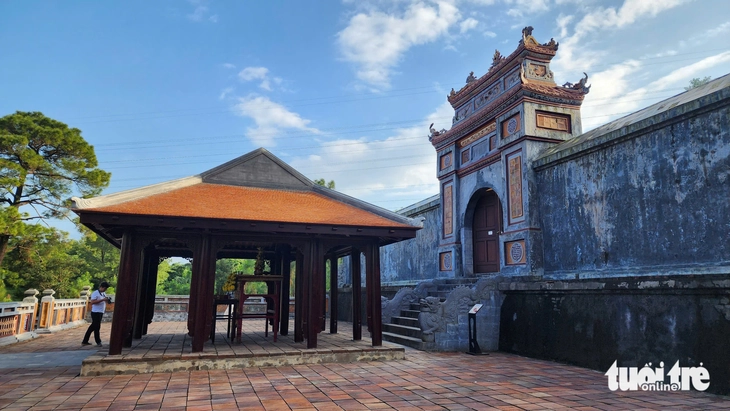 Nhà 'lạ' mọc lên trước lăng Hoàng thái hậu Từ Dụ: Tùy tiện, không theo lệ xưa - Ảnh 1.