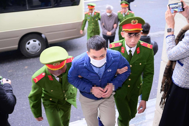 Hình ảnh hai cựu cục trưởng cùng 32 cán bộ Cục An toàn thực phẩm bị xét xử vụ nhận hơn 100 tỉ - Ảnh 7.