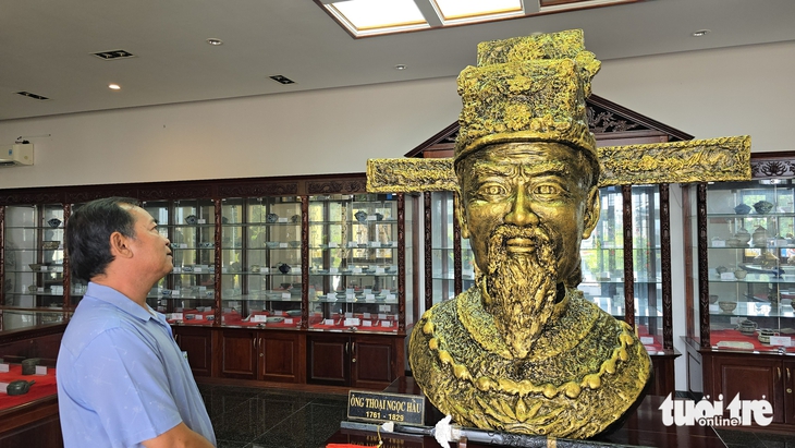 Yêu cầu rút kinh nghiệm, đưa tượng Thoại Ngọc Hầu cũ trở lại vị trí, hiện trạng ban đầu - Ảnh 3.