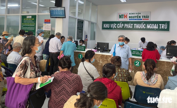 Vì sao nhiều người bệnh vẫn chưa được kê đơn thuốc 2-3 tháng dù bệnh ổn định? - Ảnh 1.