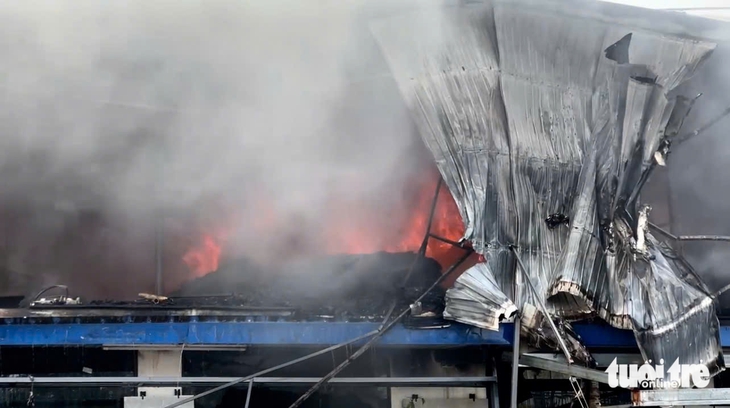 Cửa hàng vật liệu xây dựng ở Đà Nẵng bốc cháy, khói đen cuồn cuộn - Ảnh 1.