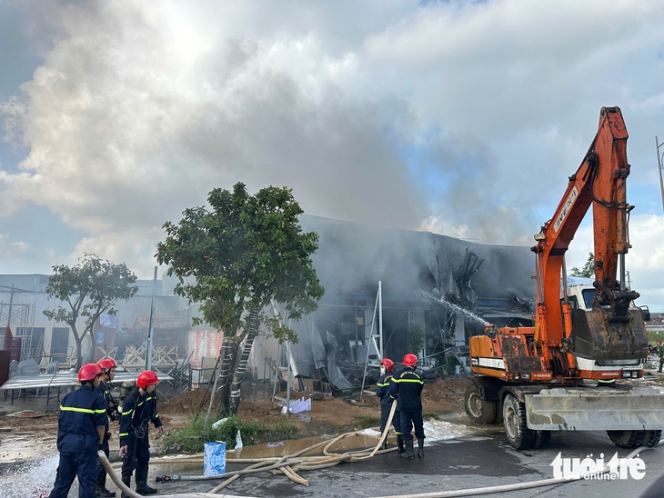 Cửa hàng vật liệu xây dựng ở Đà Nẵng bốc cháy, khói đen cuồn cuộn - Ảnh 2.