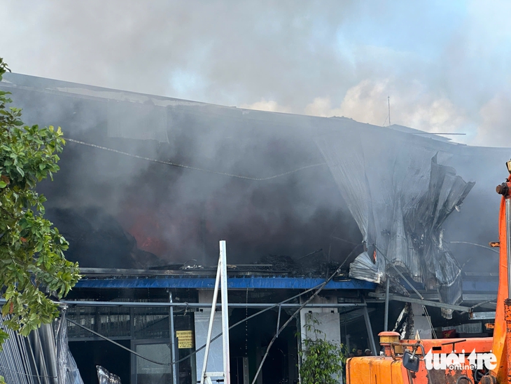 Cửa hàng vật liệu xây dựng ở Đà Nẵng bốc cháy, khói đen cuồn cuộn - Ảnh 3.
