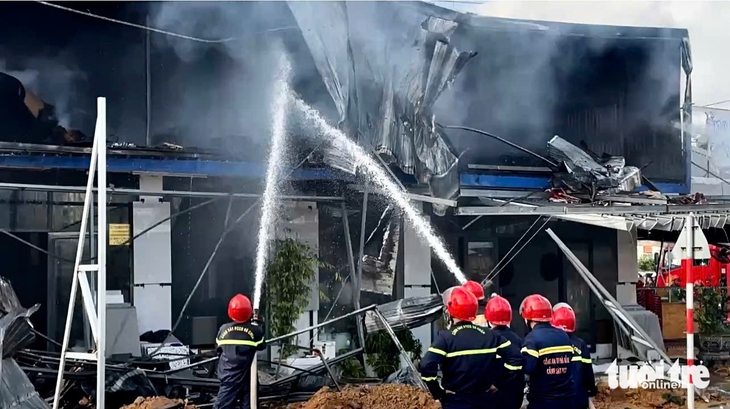 Cửa hàng vật liệu xây dựng ở Đà Nẵng bốc cháy, khói đen cuồn cuộn - Ảnh 4.