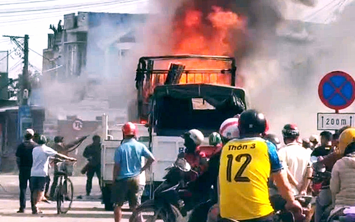 Xe đầu kéo cháy dữ dội trên đèo Lò Xo - Ảnh 4.