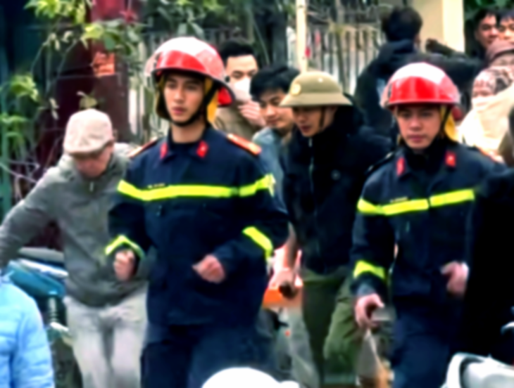 Nổ gây cháy ở Hà Nội, 3 người được đưa ra khỏi hiện trường - Ảnh 1.