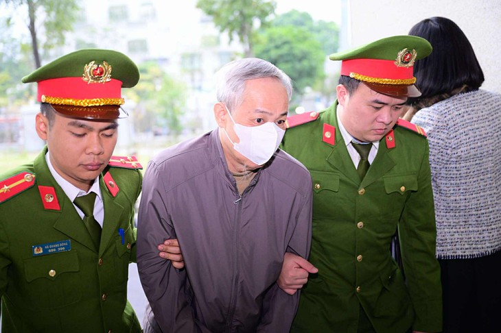 Hình ảnh hai cựu cục trưởng cùng 32 cán bộ Cục An toàn thực phẩm bị xét xử vụ nhận hơn 100 tỉ - Ảnh 8.