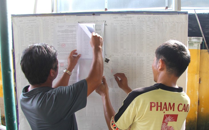 Chủ tịch phường Bình Trị Đông cấp sổ hồng cho 2 hộ dân hơn 30 năm đi đòi đất - Ảnh 2.