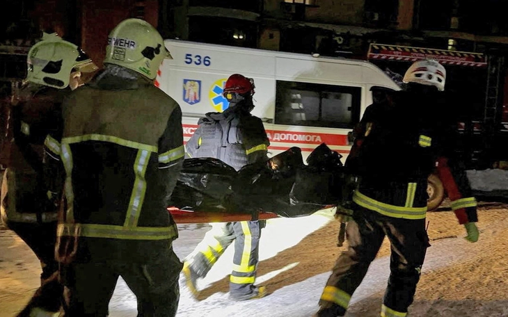 Ukraine tấn công vào kho dầu và kho vũ khí sâu trong lãnh thổ Nga - Ảnh 2.