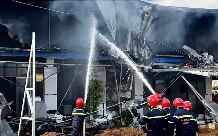 Cháy lớn cửa hàng in ấn ở phường Tân Thới Hiệp - Ảnh 2.