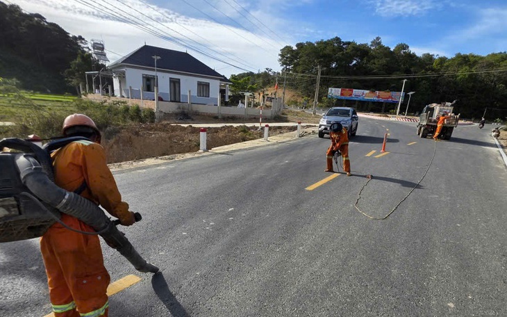 Quốc lộ 28B tăng tốc về đích, đường lên Đà Lạt thông thoáng hơn - Ảnh 2.