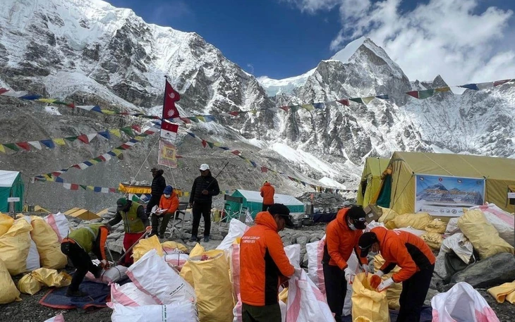 274 người chinh phục đỉnh Everest trong một ngày, lập kỷ lục mới - Ảnh 2.