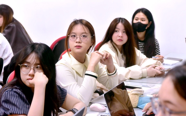 Học tại báo Tuổi Trẻ, sinh viên Văn Lang “chạm nghề” qua buổi phỏng vấn bác sĩ Lê Thanh Phong - Ảnh 4.