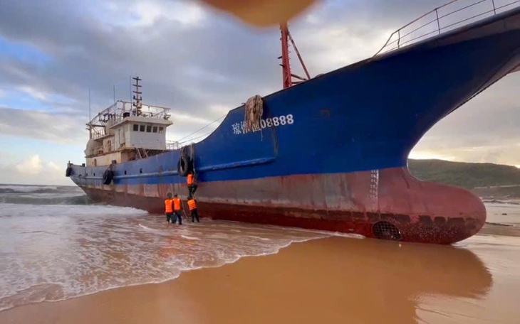 Tàu có chữ Trung Quốc mắc cạn ở Dung Quất: Có đơn vị ở Trung Quốc nhận là chủ tàu - Ảnh 4.