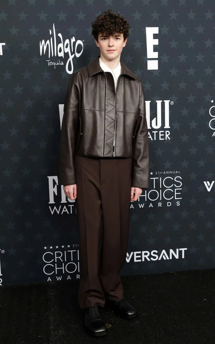 Lee Byung Hun, Ariana Grande và dàn sao mặc đẹp nhất thảm đỏ Critics Choice Awards 2026 - Ảnh 12.