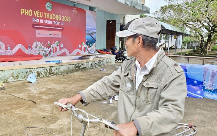 Người dân đổ về lễ khai mạc “Phở yêu thương” để gặp nghệ sĩ Trường Giang - Ảnh 2.
