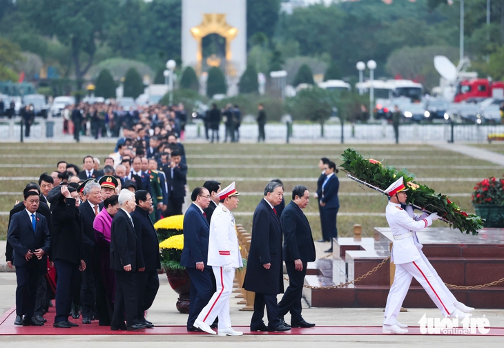 Lãnh đạo Đảng, Nhà nước vào lăng viếng Chủ tịch Hồ Chí Minh dịp kỷ niệm 80 năm Ngày Tổng tuyển cử - Ảnh 2.