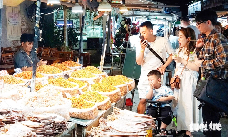 Tiểu thương lo lắng chợ đêm Dương Đông bị đóng cửa: Lãnh đạo Phú Quốc nói gì? - Ảnh 2.