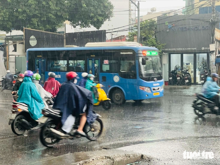 mưa trái mùa - Ảnh 2.